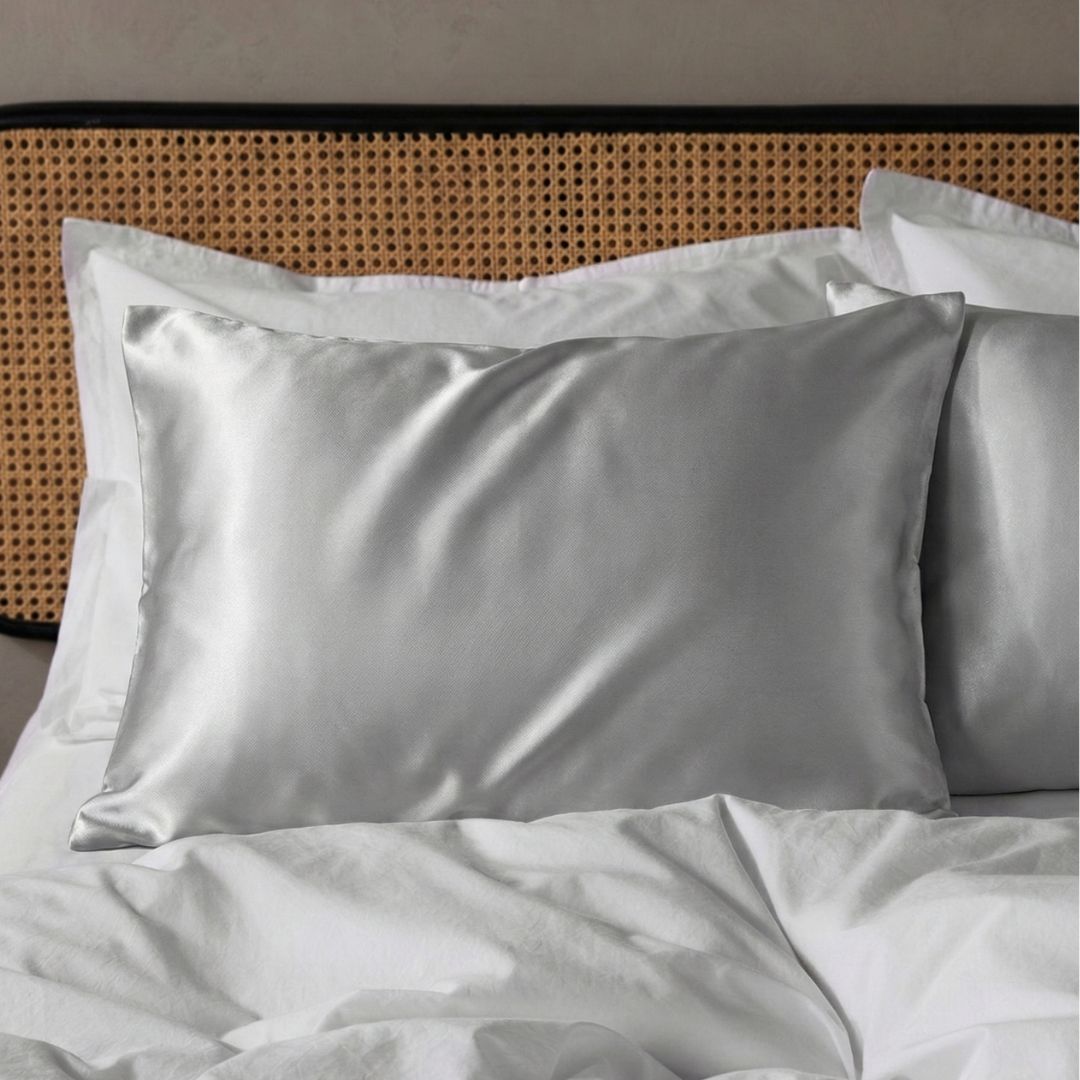 Šilkinis pagalvės užvalkalas šviesiai pilkos spalvos Milvi