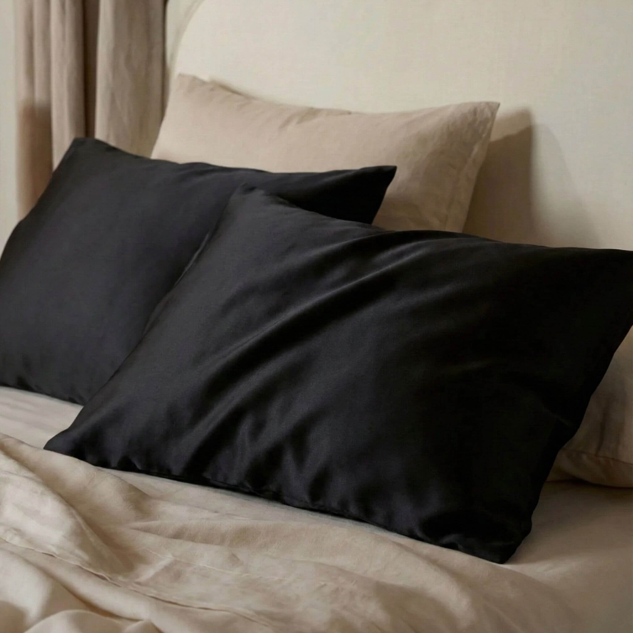 Šilkinis pagalvės užvalkalas juodos spalvos Milvi