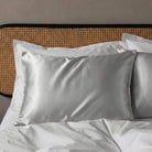Šilkinis pagalvės užvalkalas šviesiai pilkos spalvos Milvi