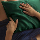 žalias šilkinis pagalvės užvalkalas